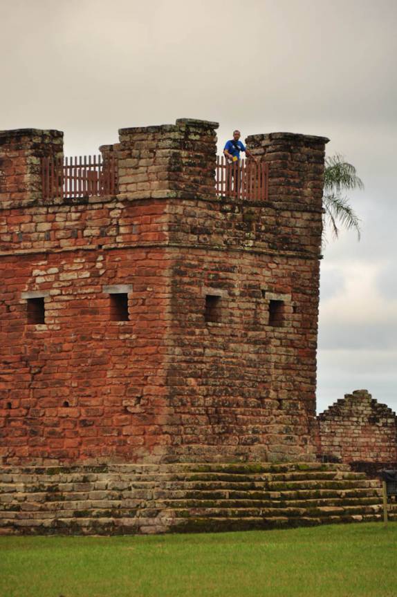 No alto do campanário das incríveis ruínas da Missão de Trinidad, no sul do Paraguai